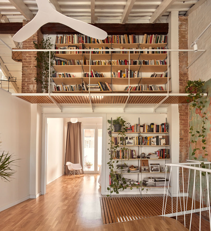 Una librería que da cabida a una numerosa colección de libros.