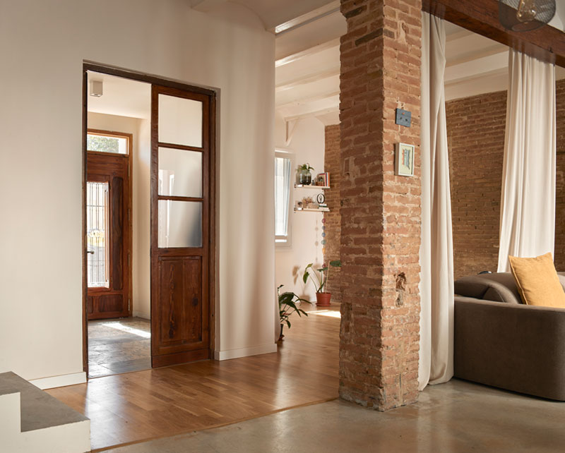 Paredes de ladrillo que aparecen mostrando la historia y el alma de la construcción.